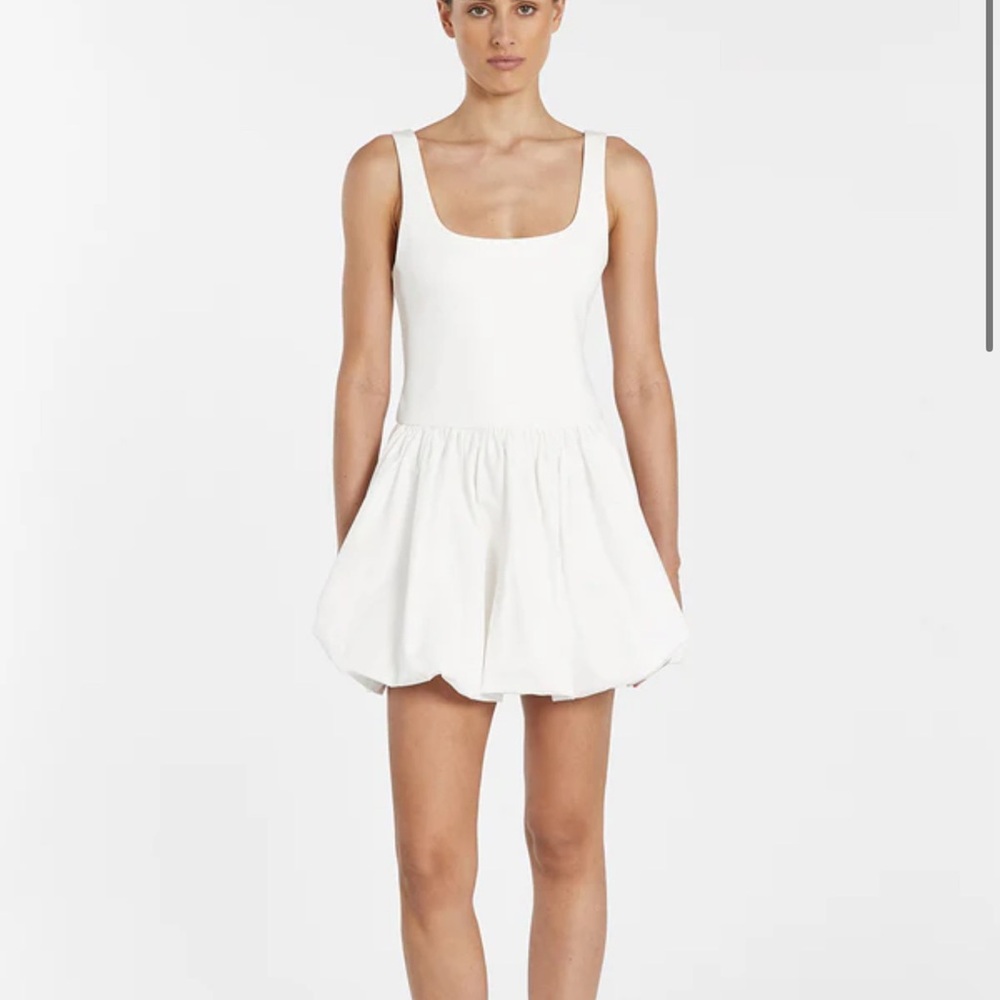 Elegant White Sleeveless Dress